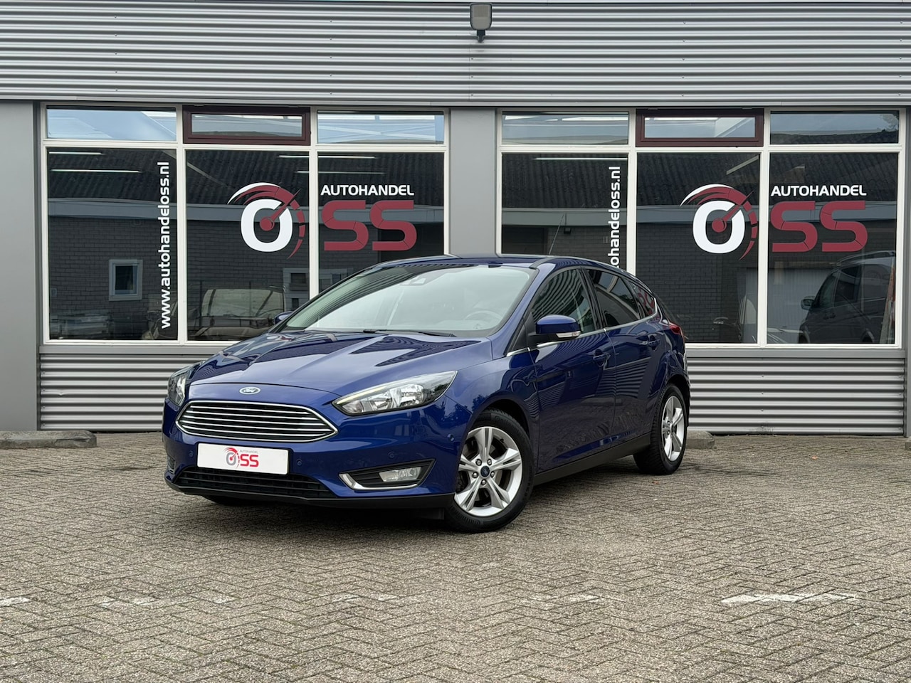 Ford Focus - 1.5 Titanium 182 PK NAVI CRUISE INPARK AIRCO LMV - AutoWereld.nl