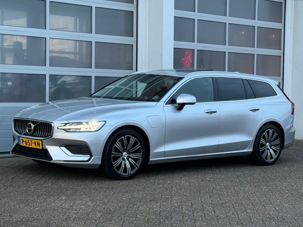 Volvo V60 - 2.0 T8 Twin Engine Inscription Pano Camera Trekhaak SOH 86,6% - AutoWereld.nl