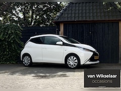 Toyota Aygo - 1.0 VVT-i x-play 2017 AIRCO/PARKEERCAMERA/5-DEURS