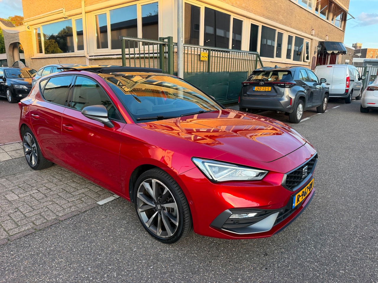 SEAT Leon - 1.4 TSI eHybrid PHEV FR Business Intense Pano - AutoWereld.nl