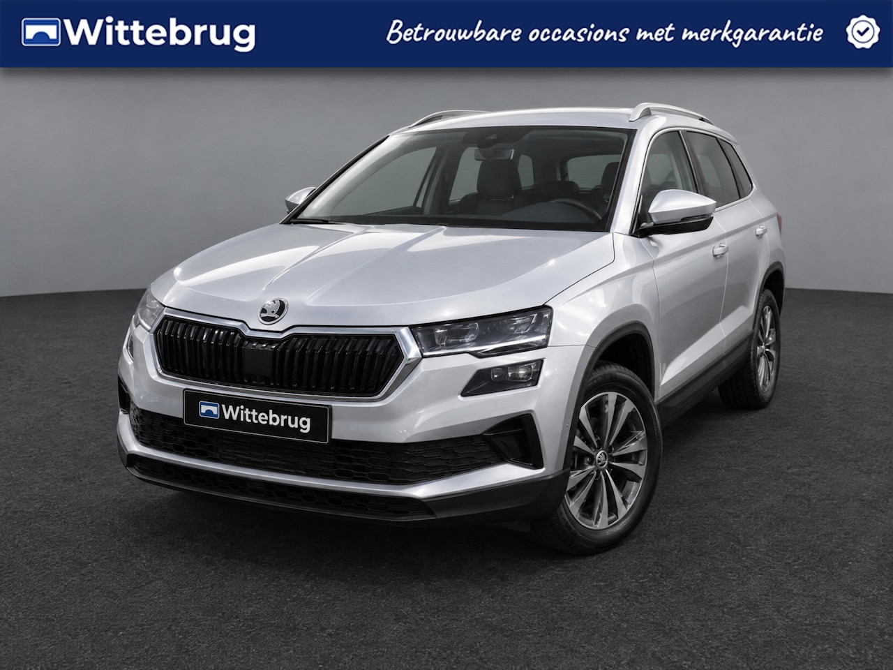Skoda Karoq - 1.0 TSI 110pk Ambition Tour uitv. / Navigatie by APP / LM 17 inch / Parkeersensoren A. / L - AutoWereld.nl