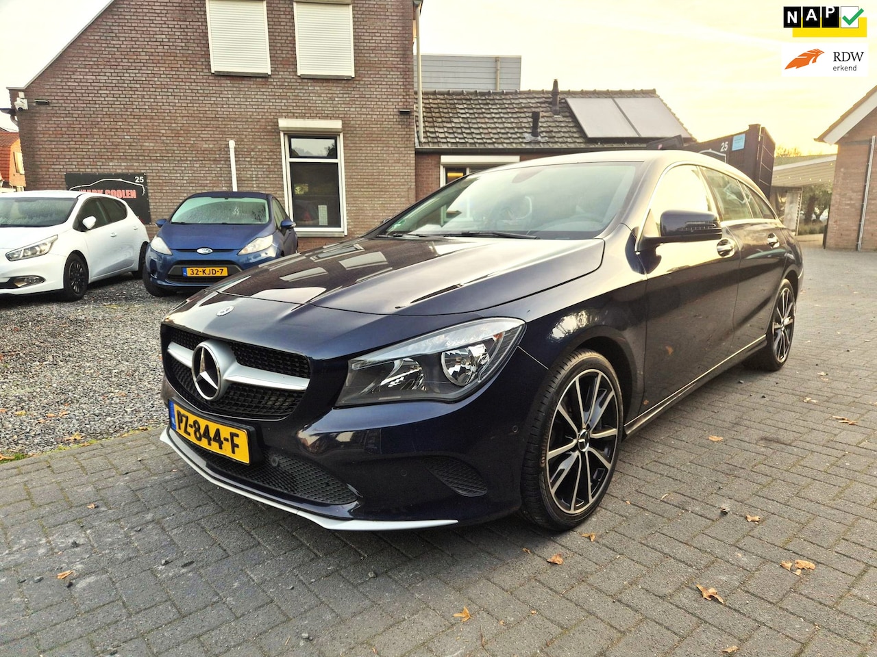 Mercedes-Benz CLA-klasse Shooting Brake - 180 d Business Navi Clima Cruise Half Leer 6 Versnellingen 18 Inch - AutoWereld.nl