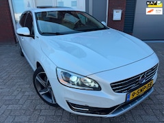 Volvo V60 - 2.4 D6 AWD Plug-In Hybrid Summum / Pano / Leder / Memory / Navi / PDC