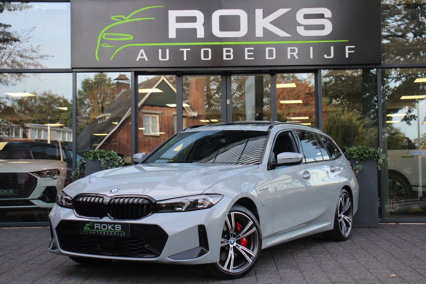 BMW 3-serie Touring - 330e xDrive M Sport Pro Shadowline/Camera/Keyless/Head-up/Sfeerverlichting/Memory/Panorama - AutoWereld.nl