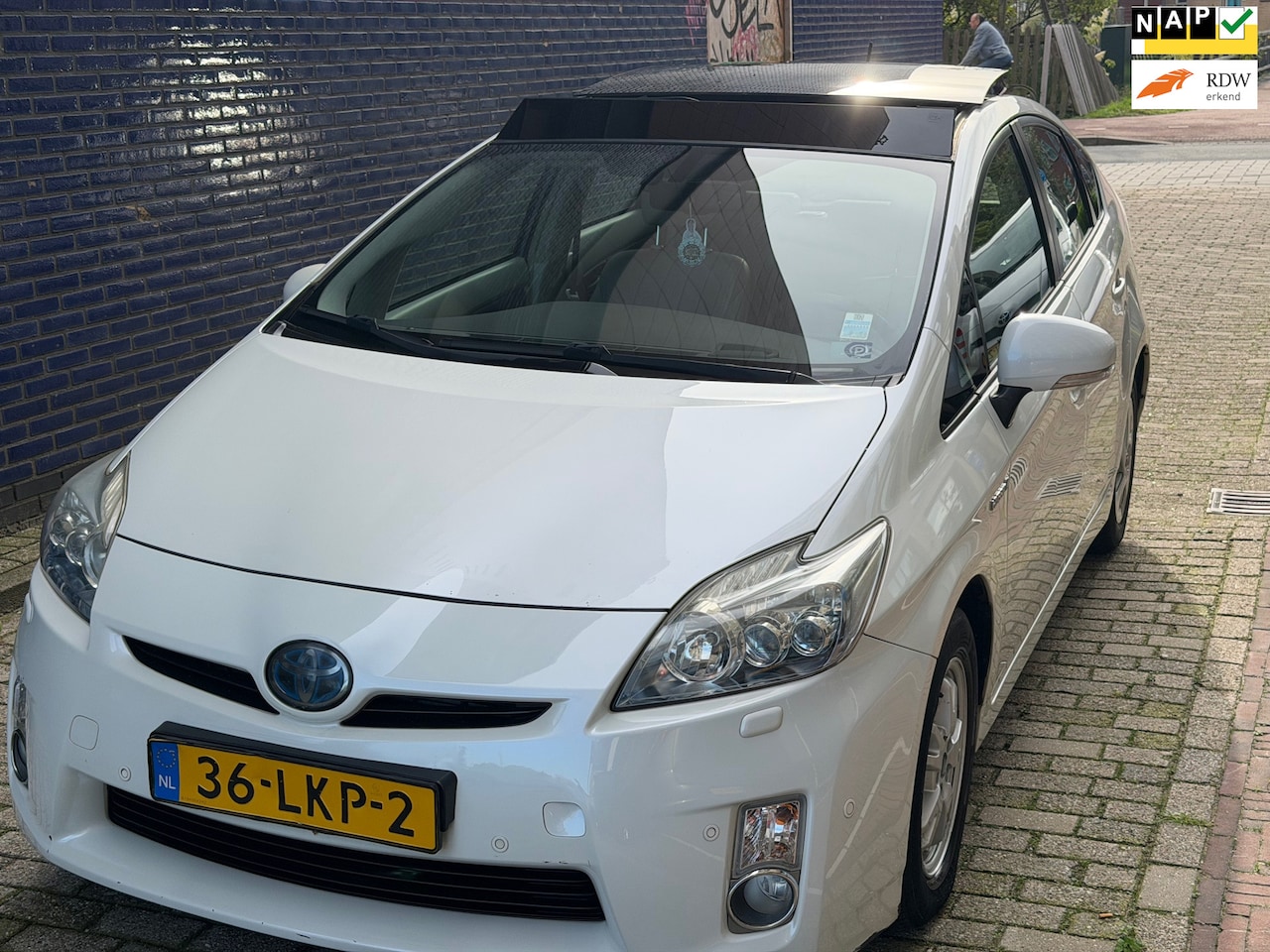 Toyota Prius - 1.8 Executive Pano Solar Adaptief Cruise Leer StandKachel 2e Eig Nette Auto - AutoWereld.nl