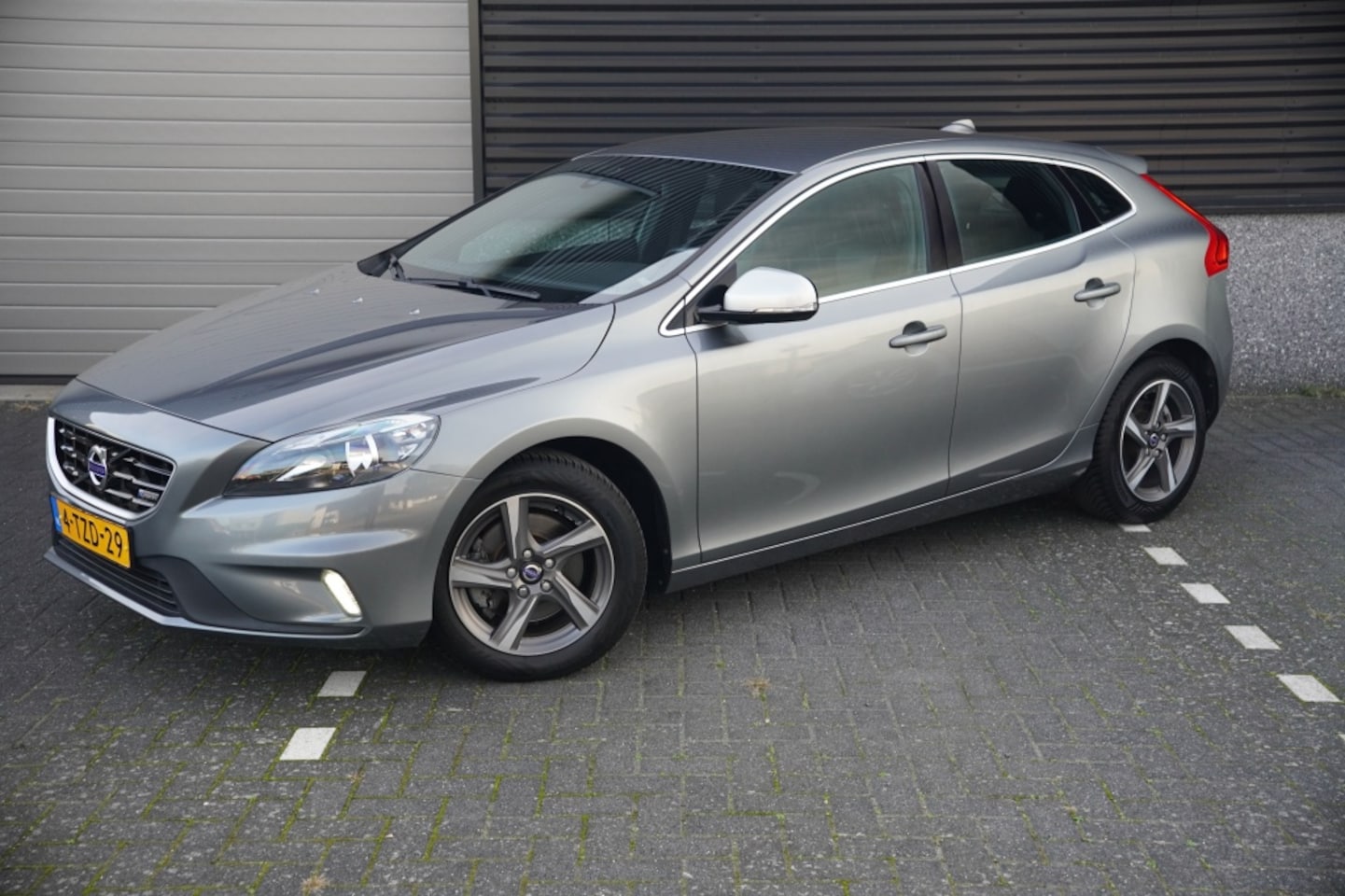 Volvo V40 - 1.6 T2 R-Design 1.6 T2 R-Design - AutoWereld.nl