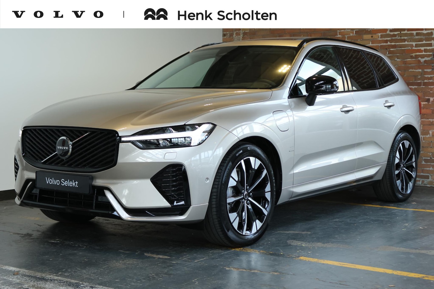 Volvo XC60 - T6 Plug-in hybrid AWD Plus Black Edition | Luchtvering | Semi-Electrische wegklapbare trek - AutoWereld.nl