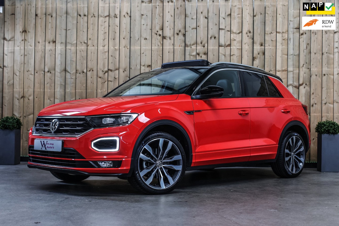Volkswagen T-Roc - 1.5 TSI 3X R-Line *Pano*Camera*Virtual*Trekhaak* - AutoWereld.nl