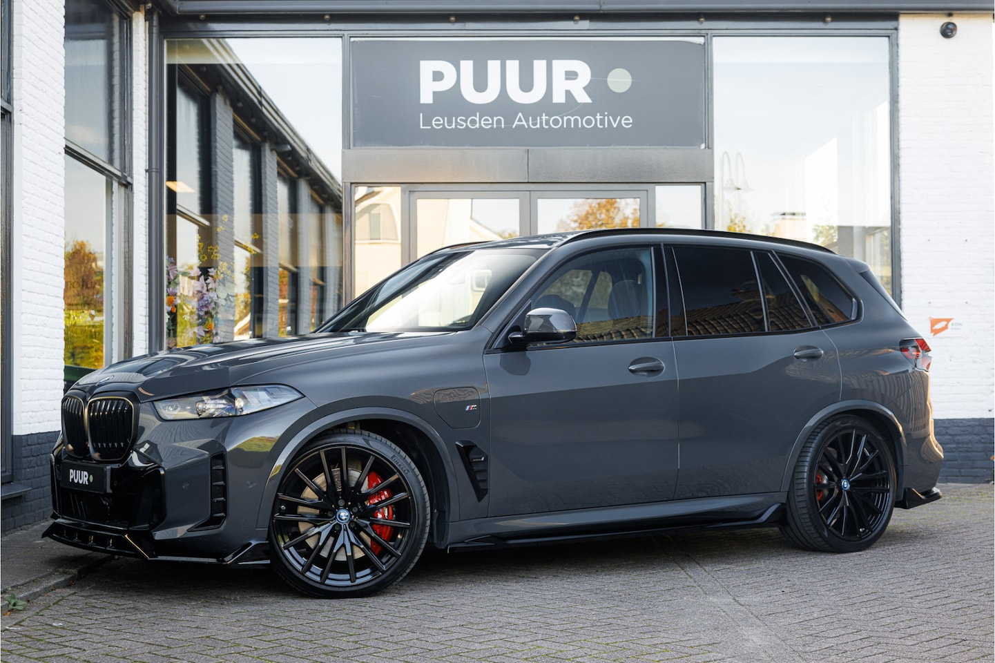 BMW X5 - xDrive50e M-Competition ''Dravit Grau'' Skylounge - Carbon - Massage - Trekhaak - AutoWereld.nl