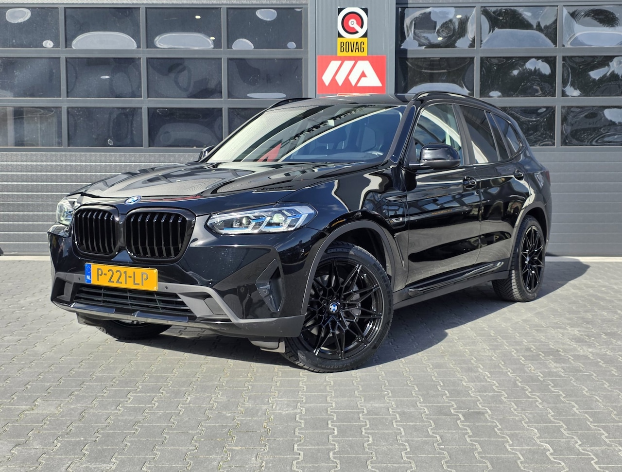 BMW X3 - XDrive30e Business Edition Plus | LEDER | TREKHAAK | 20 INCH | LASER | STOELVERWARMING | C - AutoWereld.nl