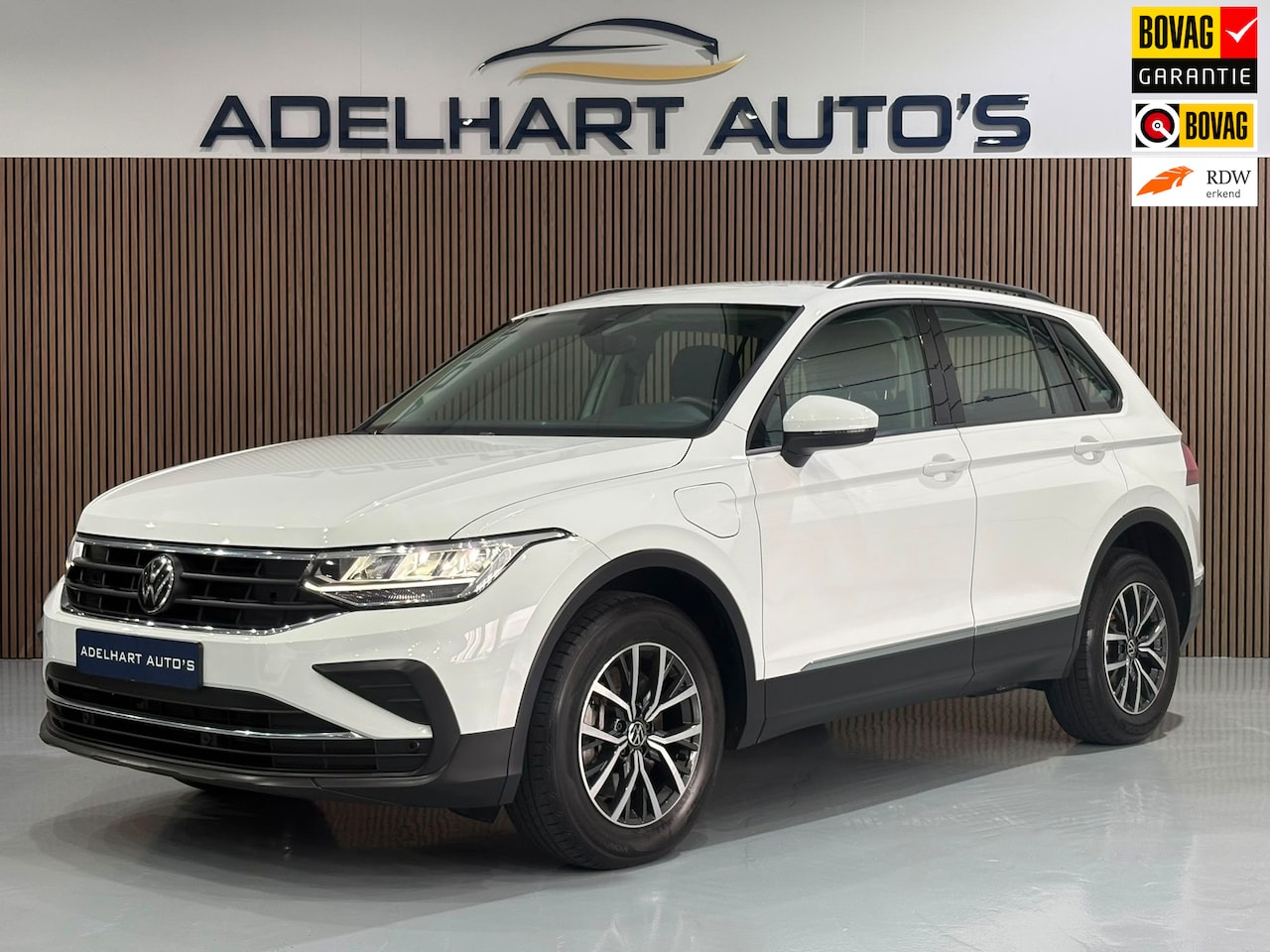 Volkswagen Tiguan - 1.4 TSI eHybrid Business / Navigatie full map / Adaptive Cruise / Climate control / etc.. - AutoWereld.nl