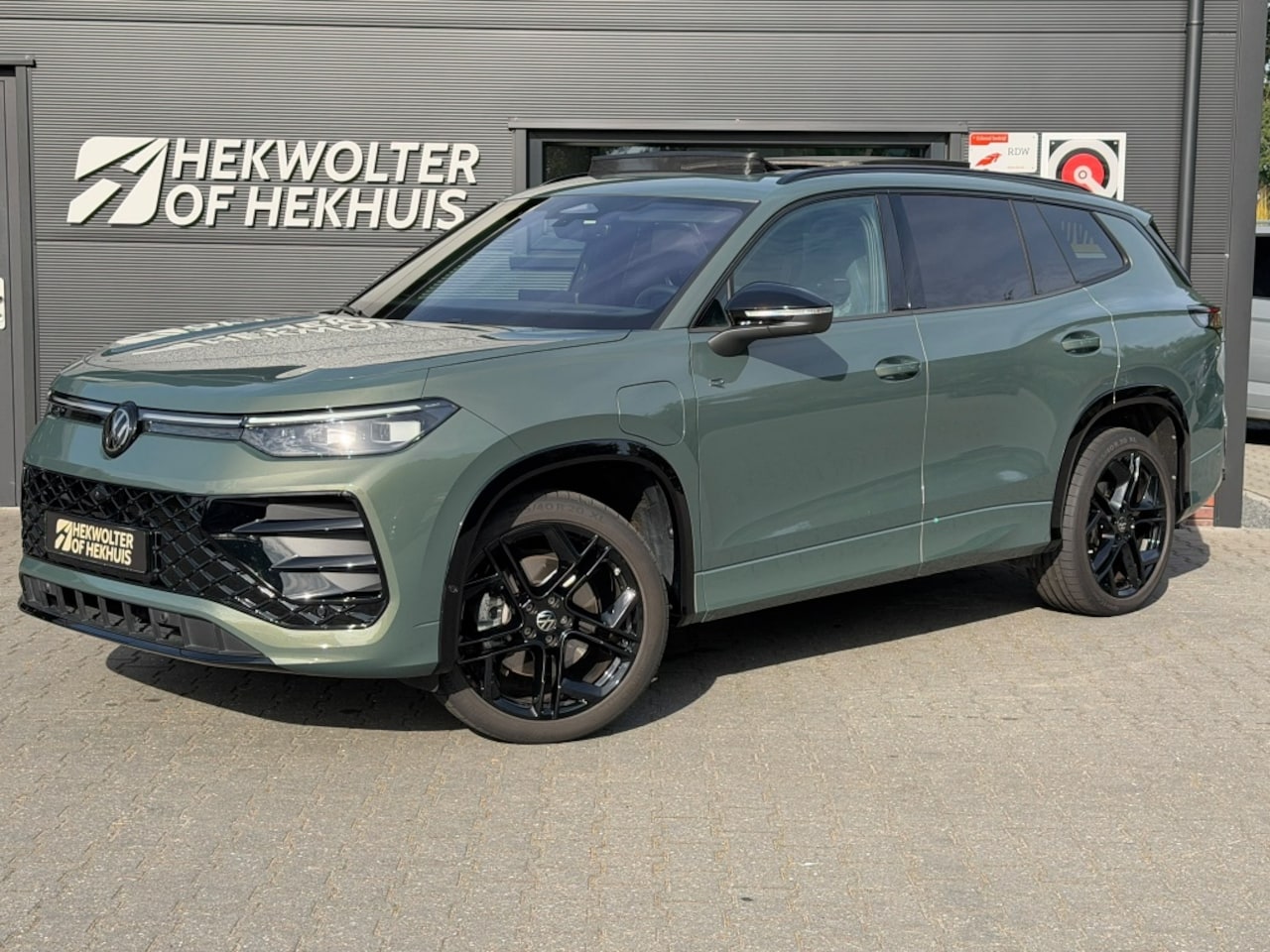 Volkswagen Tayron - 1.5 eHybrid 272 PK R-Line Black Style | Panodak | Trekhaak | IQ | 360 | Keyless - AutoWereld.nl
