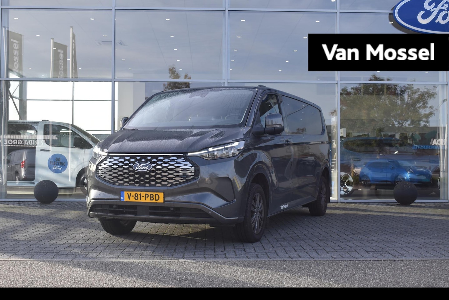 Ford Transit Custom - E-Transit 340 L2H1 Limited 65 kWh | Climate Control | Cruise Control | Trekhaak | Achterui - AutoWereld.nl