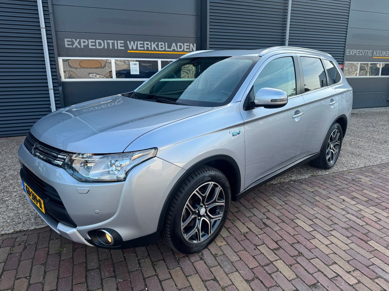 Mitsubishi Outlander - 2.0 PHEV Instyle X-Line automaat - AutoWereld.nl