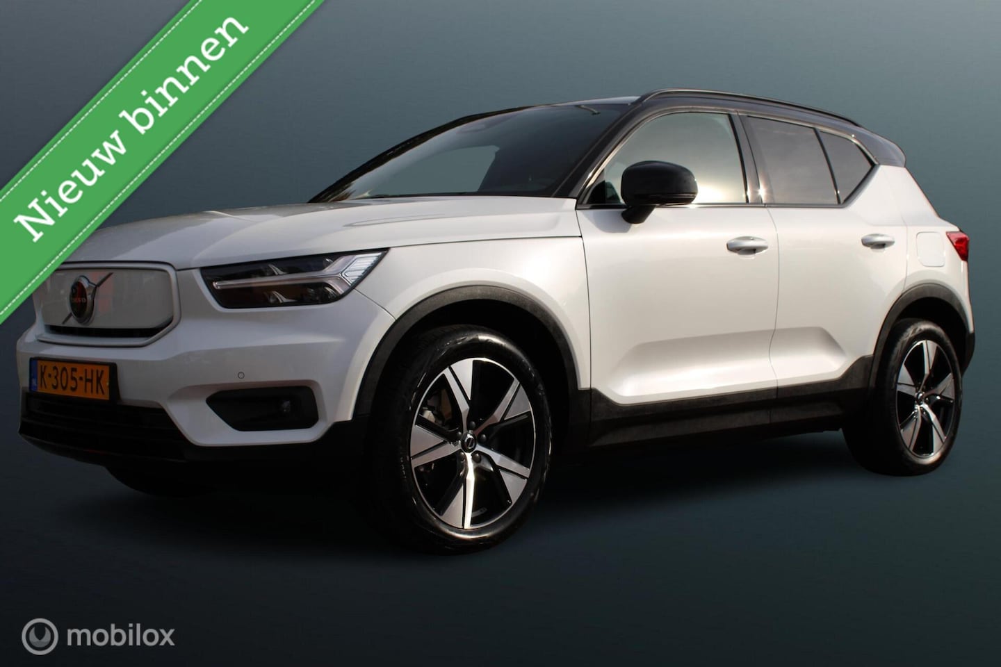 Volvo XC40 - Recharge P8 AWD R-Design Recharge P8 409 PK AWD R-Design, Wit parelmoer, Zwart dak, Donker glas, Stoel-stuurverwarm - AutoWereld.nl