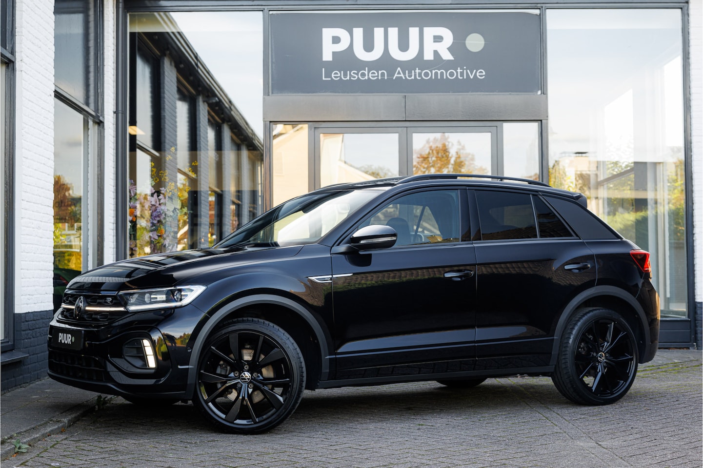 Volkswagen T-Roc - 1.5 TSI R-Line Business+ Pano - Trekhaak - ACC - Camera - AutoWereld.nl