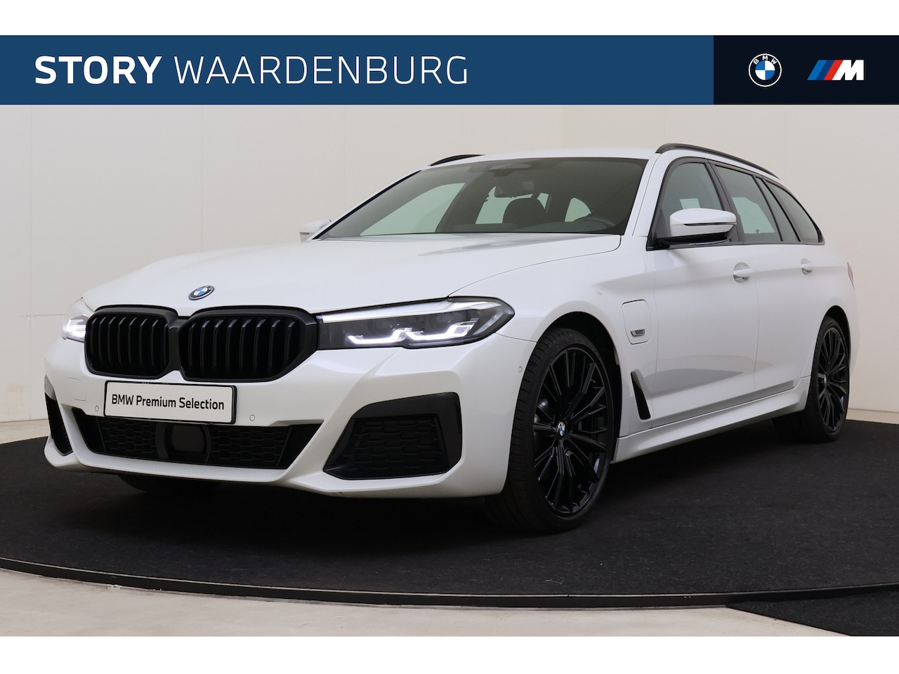 BMW 5-serie Touring - 530e xDrive High Executive M Sport Automaat / Sportstoelen / Trekhaak / Achteruitrijcamera - AutoWereld.nl