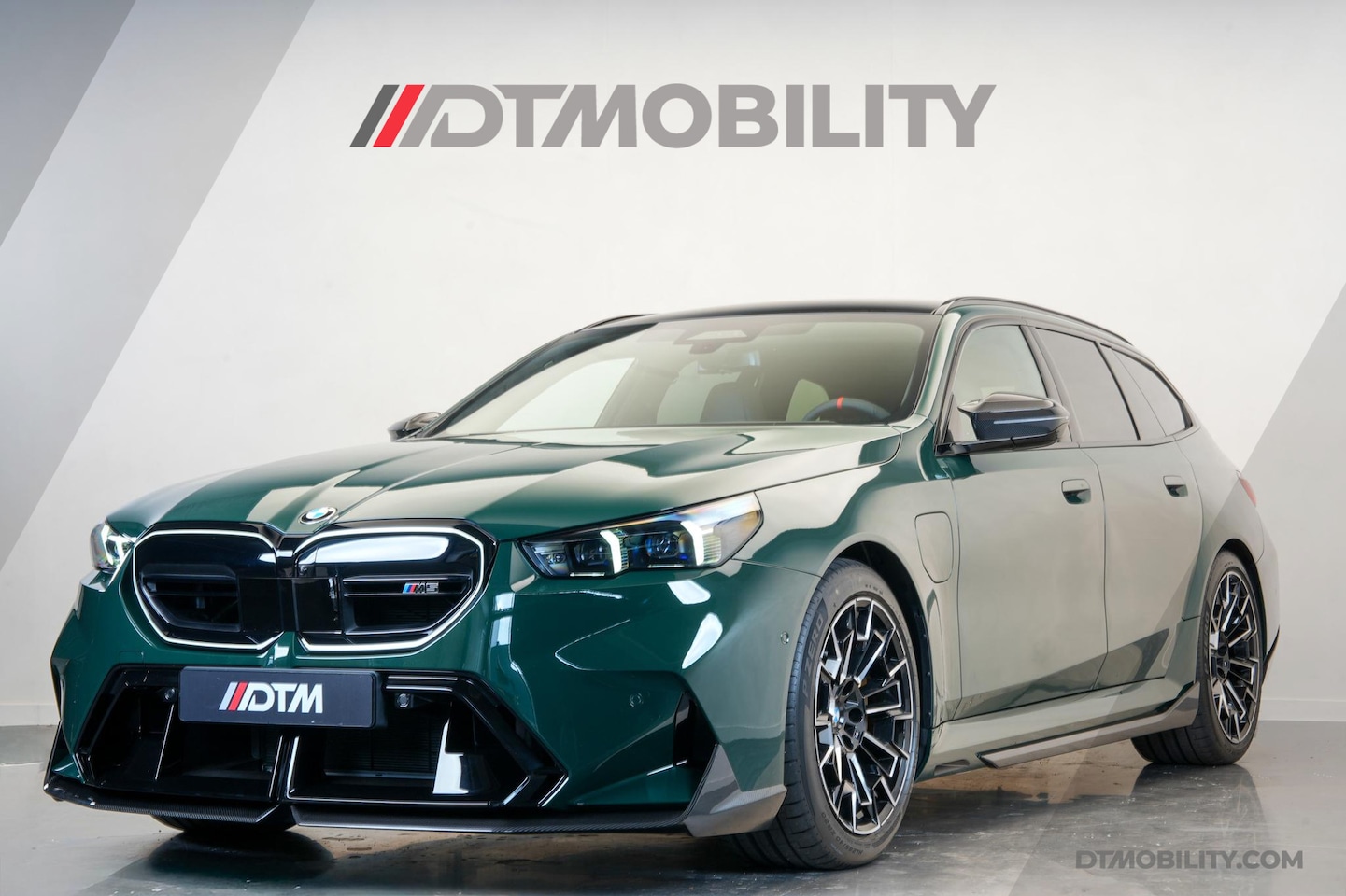 BMW 5-serie Touring - M5 | M-Drivers & Performance Pack | Keramisch | Akrapovič | Perfomance | Goodwood Grün | - AutoWereld.nl