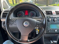 Volkswagen Touran - 2.0-16V FSI Highline automaat 2006