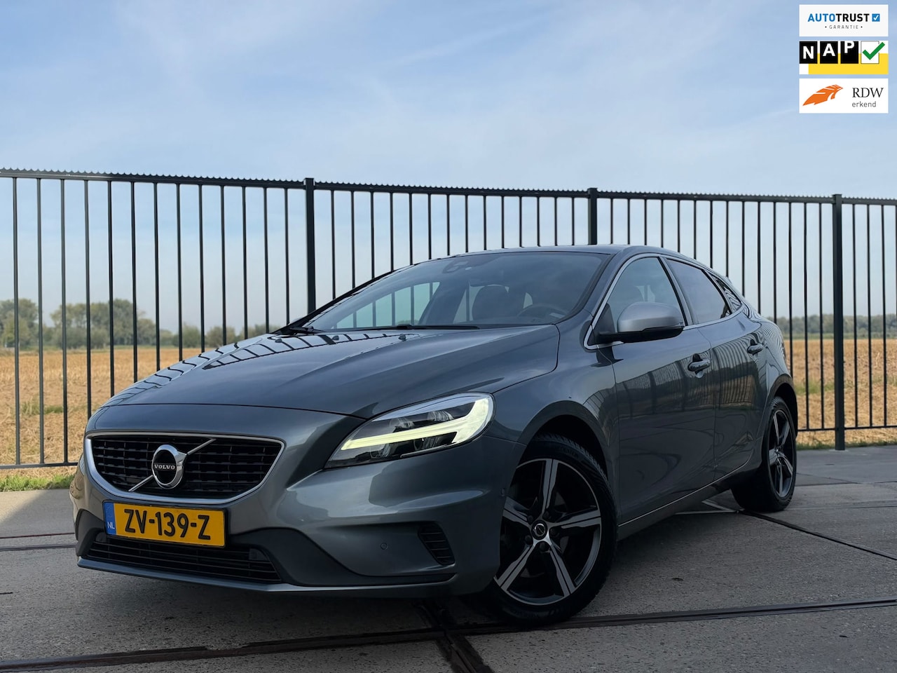 Volvo V40 - 1.5 T3 Polar+ Sport R-Design PANO l CAMERA l KEYLESS l H/K SOUND l TREKHAAK l STANDKACHEL - AutoWereld.nl