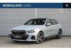 BMW 5-serie - 530e M Sport Automaat / Panoramadak / Adaptieve LED / Achteruitrijcamera / Stoelventilatie
