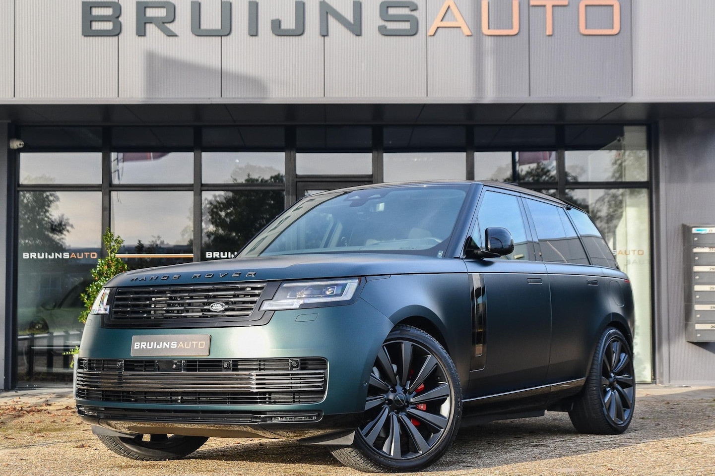 Land Rover Range Rover - 3.0 P550e SV Mat British Racing Green|23" inch SV - AutoWereld.nl