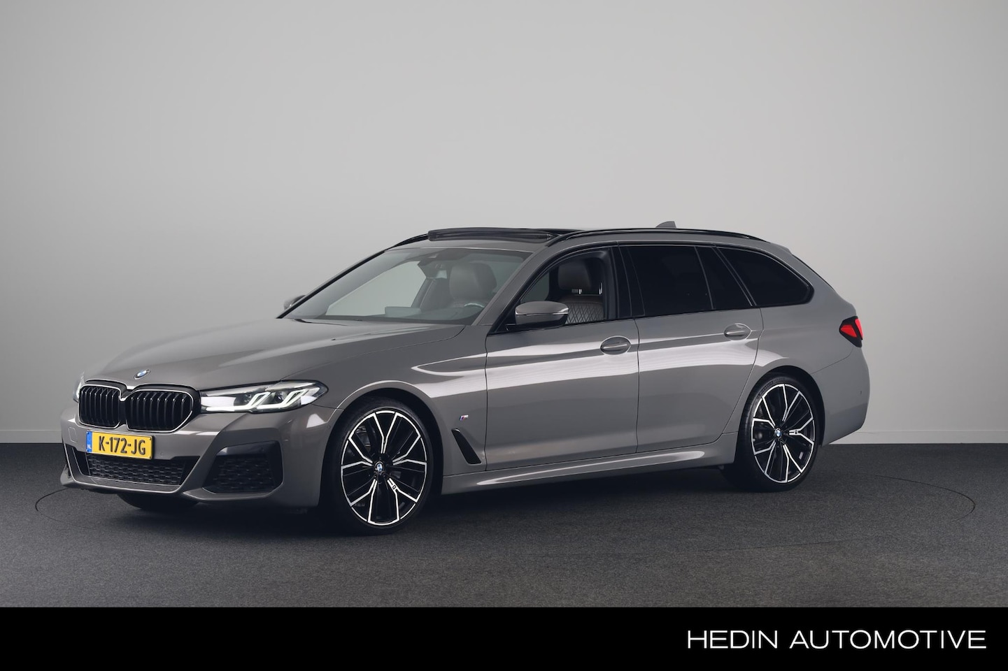 BMW 5-serie Touring - 520i High Executive Edition | M Sportpakket | Panoramadak | Trekhaak | HUD | Memory stoele - AutoWereld.nl