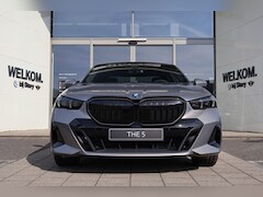 BMW 5-serie - 530e M Sport Automaat / Panoramadak / Trekhaak / Achteruitrijcamera / Adaptieve LED / M Sp