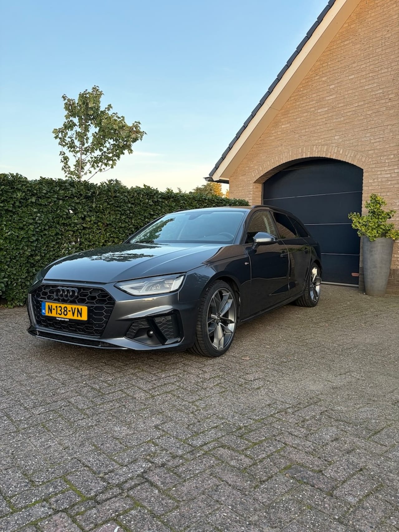 Audi A4 Avant - 40 TFSI S edition S LINE, Leder, trekhaak, 19 INCH,  Digitaal dashboard, 190 PK !! - AutoWereld.nl