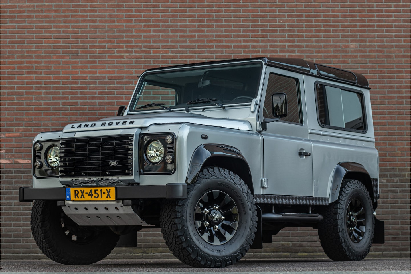 Land Rover Defender 90 - 2.4 TD Station Wagon, Carplay, Trekhaak, DAB+, Airco, Bluetooth, ABS. - AutoWereld.nl