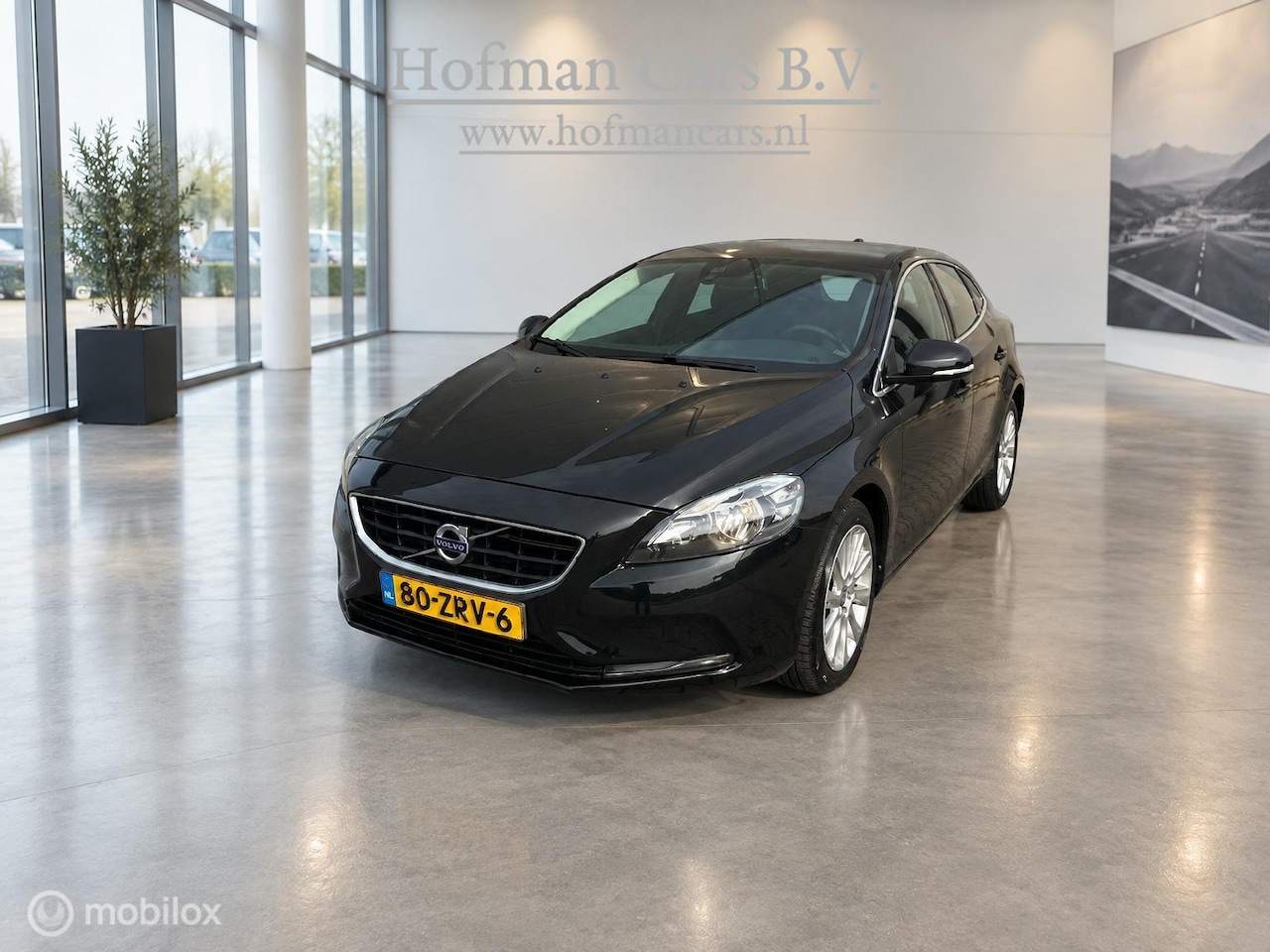 Volvo V40 - 1.6 T3 Momentum | Zwart | Isofix | Lichtmetaal | NAP - AutoWereld.nl