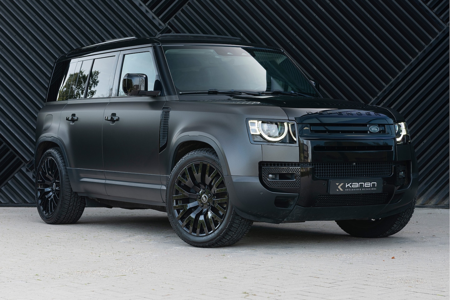 Land Rover Defender 110 - 3.0 P400 HSE Luchtv. Pano Meridian Matrix 360 ACC El. Trekhaak Stoelvent. - AutoWereld.nl