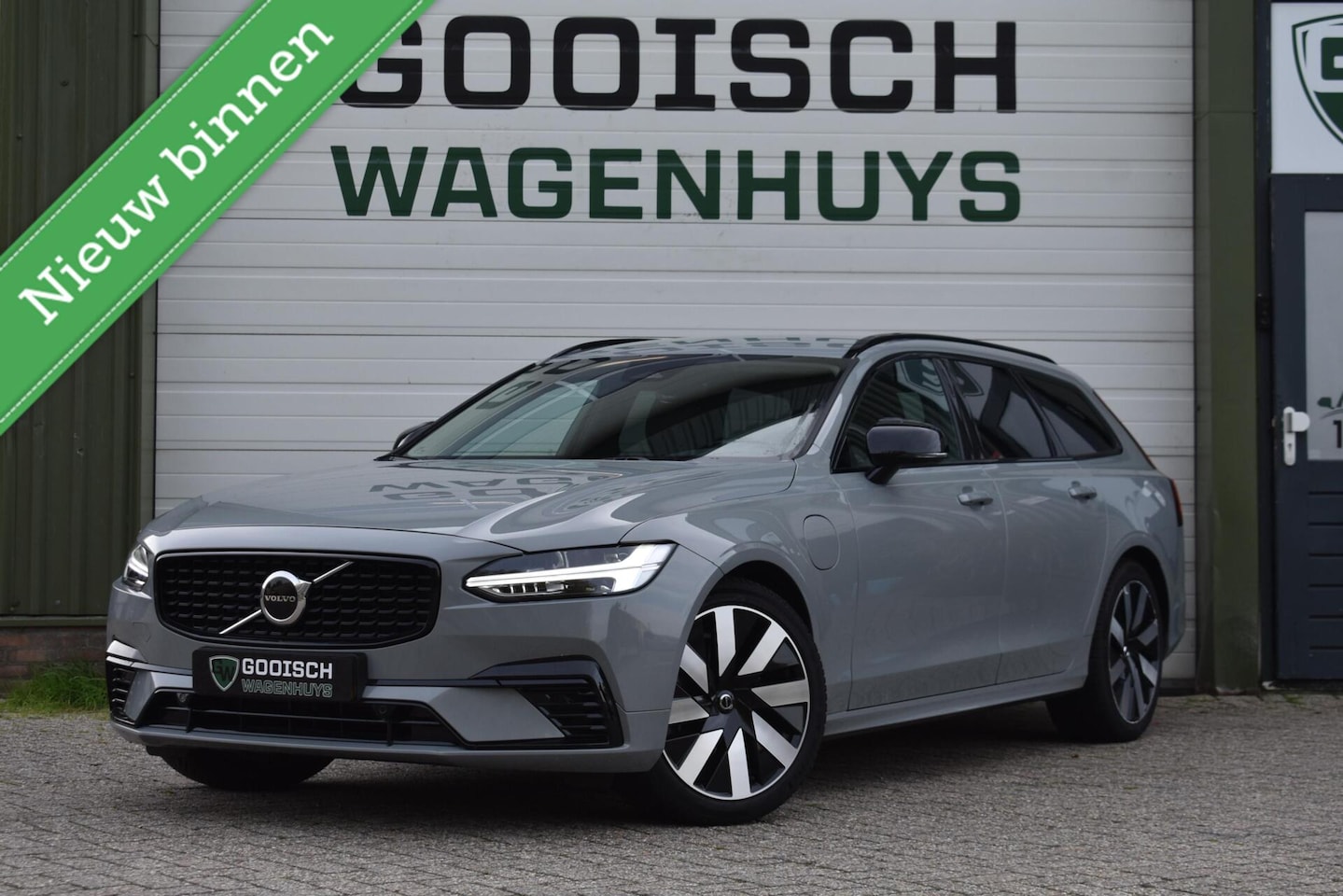 Volvo V90 - 2.0 T6 Plug-in hybrid AWD Plus Dark | NL Auto | Trekhaak | Harman Kardon | - AutoWereld.nl