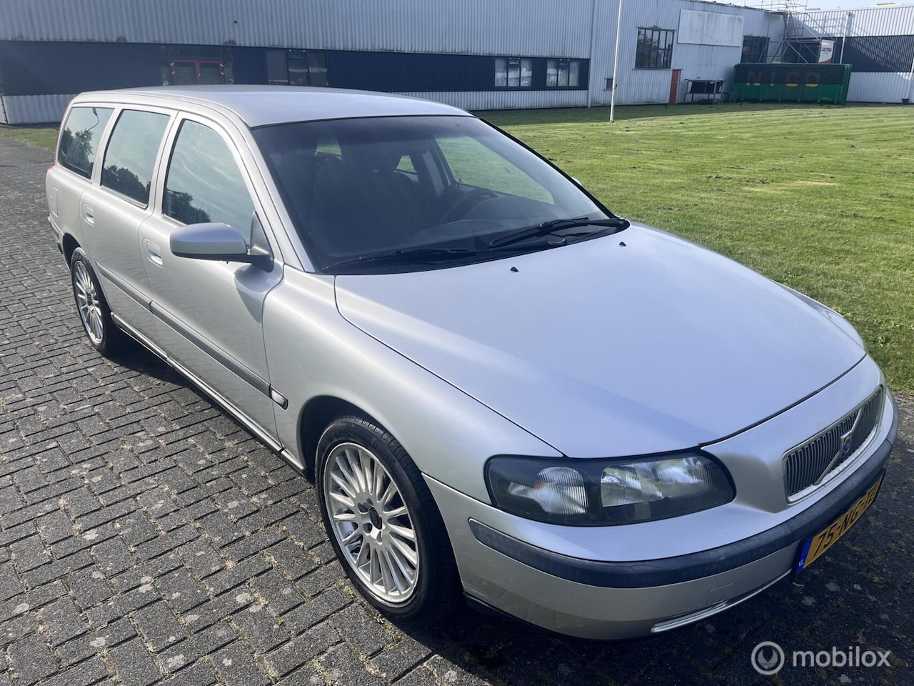 Volvo V70 - 2.4 Bi-Fuel Automaat / APK / Airco / Trekhaak / NAP / - AutoWereld.nl