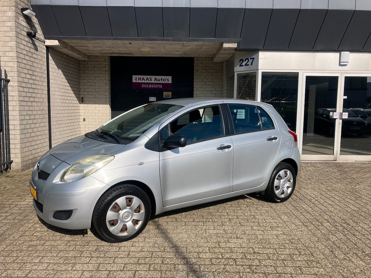 Toyota Yaris - 1.0 VVTi Acces / 5 DEUREN / ZUINIG / AIRCO / APK SEPTEMBER 2027 - AutoWereld.nl