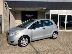 Toyota Yaris - 1.0 VVTi Acces / 5 DEUREN / ZUINIG / AIRCO / APK SEPTEMBER 2027