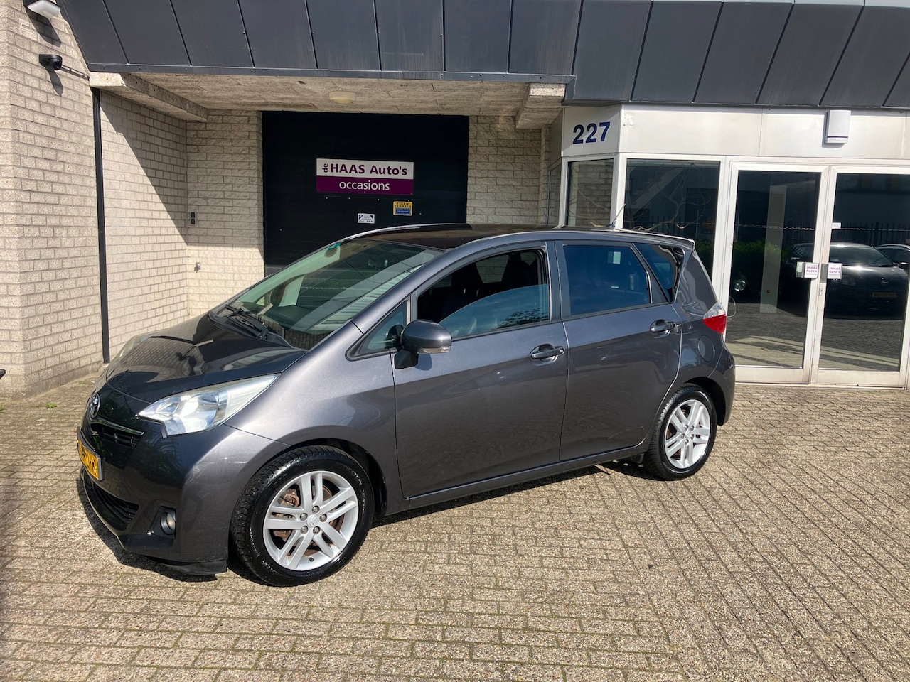 Toyota Verso S - 1.3 VVT-i Dynamic / PANORAMA RAAM / HOGE INSTAP / APK 2027 - AutoWereld.nl