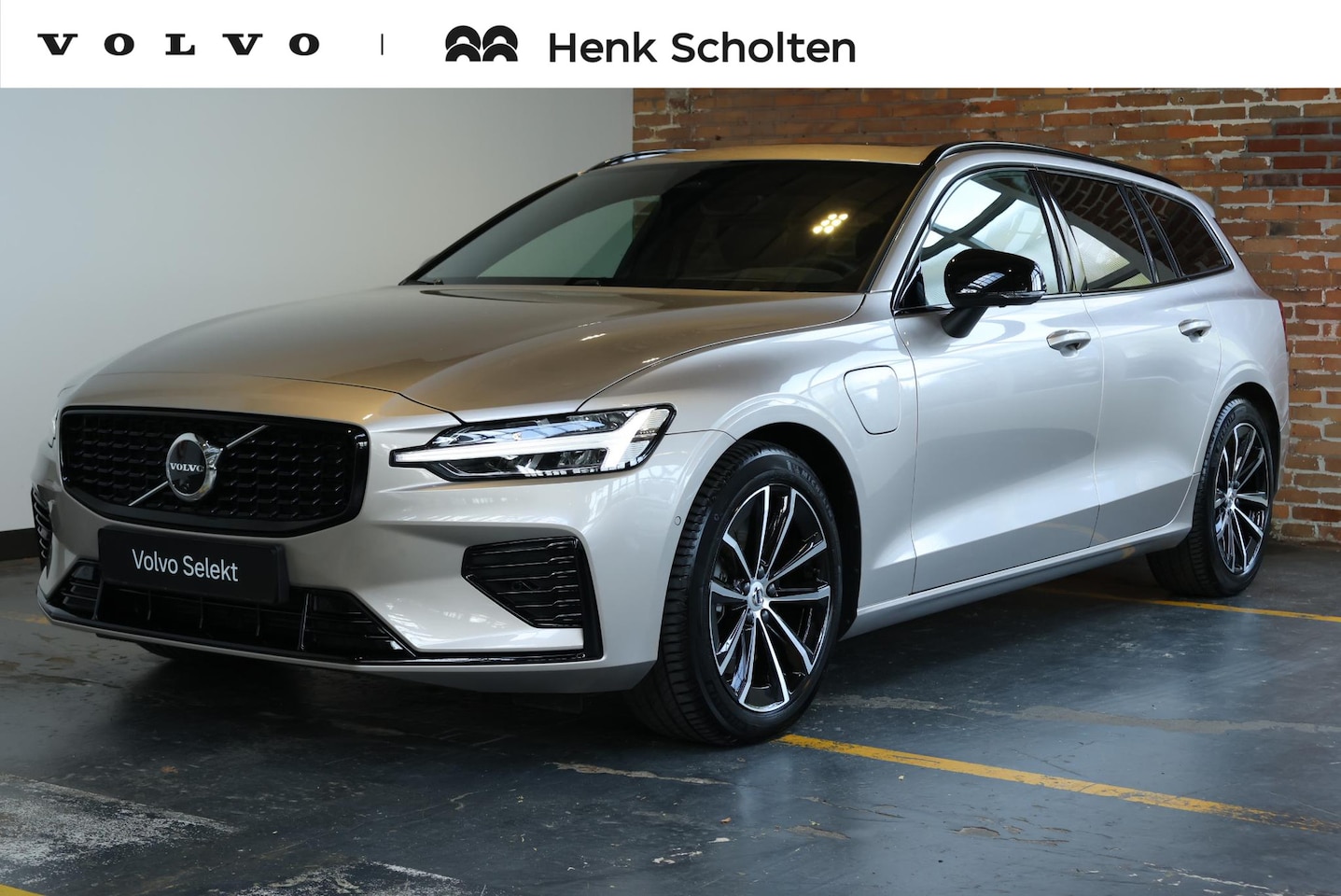 Volvo V60 - T8 Plug-in hybrid AWD Plus Dark | Trekhaak | Panoramadak | Verwarmbare voorstoelen, achter - AutoWereld.nl