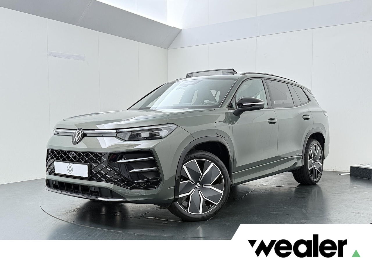 Volkswagen Tayron - 1.5 eHybrid R-Line Edition | SoH 99% | 204 PK | Panoramadak | Zwenkbare Trekhaak | Head-up - AutoWereld.nl