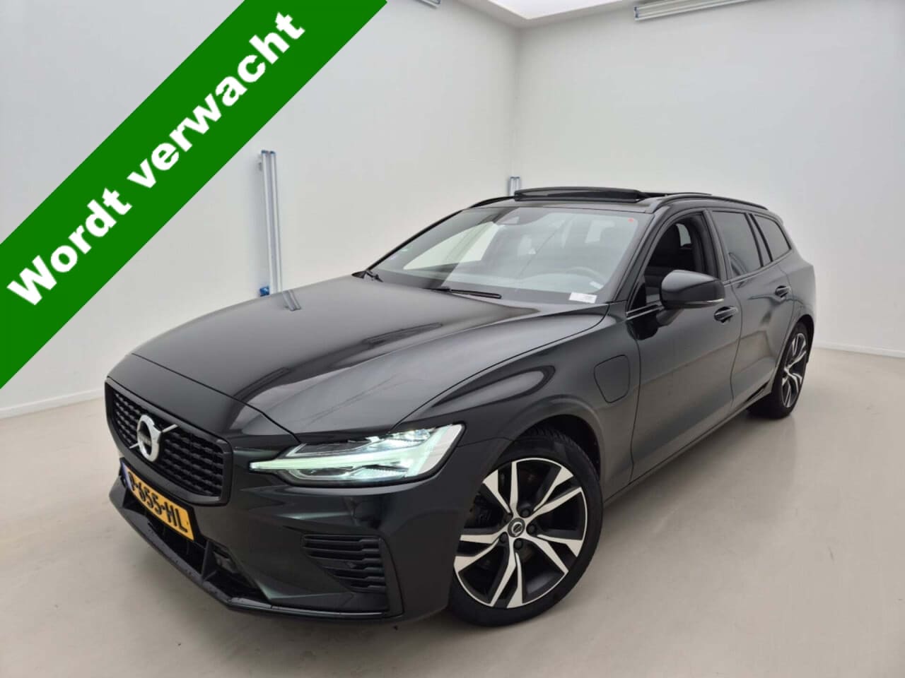Volvo V60 - 2.0 T6 Phev AWD Plus Dark / NL-Auto / Pano / Contourstoelen / Enz. - AutoWereld.nl