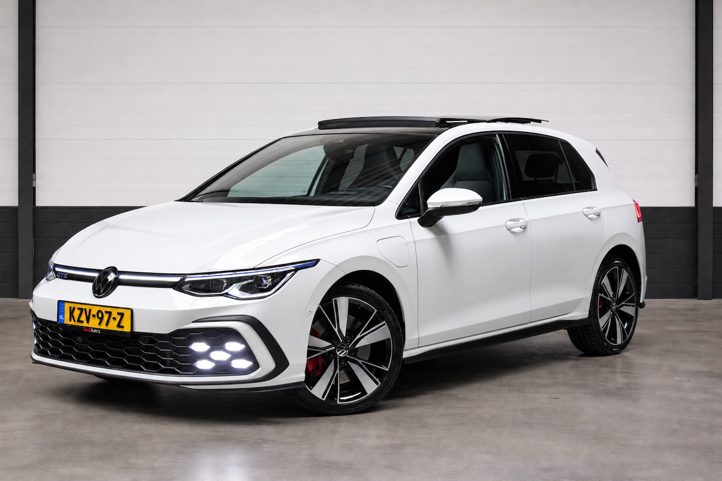 Volkswagen Golf - 1.4 eHybrid GTE l Pano l Camera l Sfeerverl - AutoWereld.nl