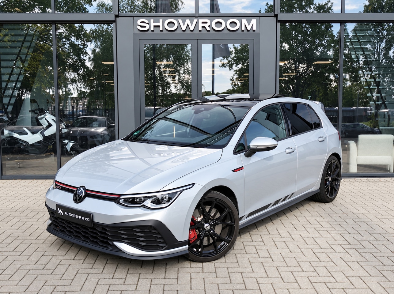 Volkswagen Golf - Volkswagen Golf 2.0 TSI GTI PANO BLINDSPOT ACC VOL - AutoWereld.nl