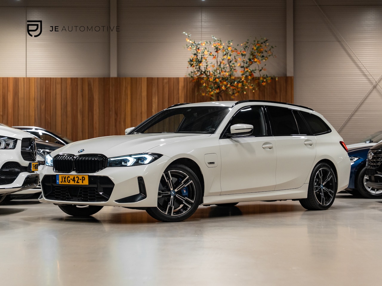 BMW 3-serie Touring - 330e M-Sport 292PK, Facelift, Shadow Line, Wide Screen, Voll Led, Navi, Adaptive Cruise, V - AutoWereld.nl