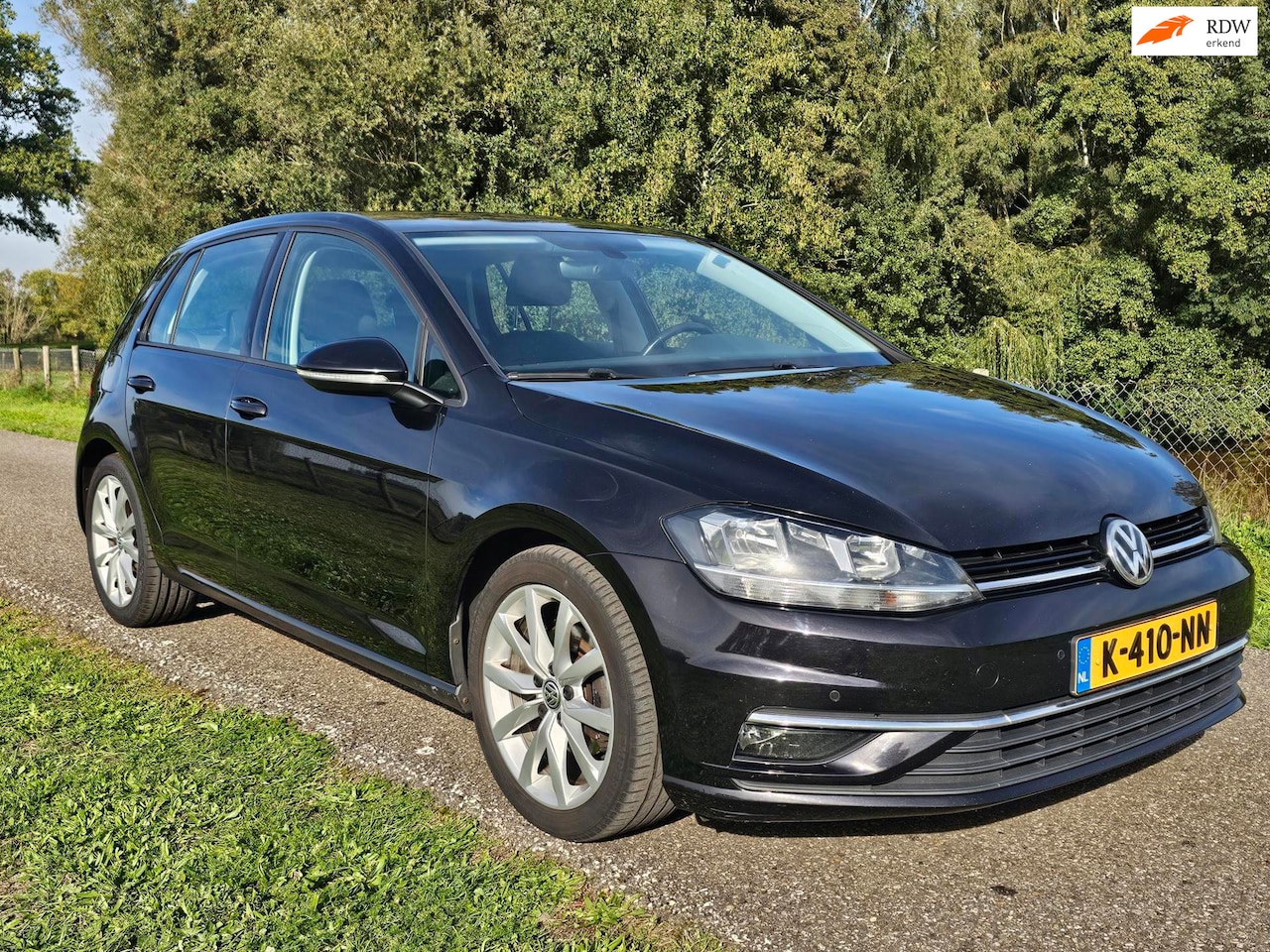 Volkswagen Golf - 1.6 TDI Highline 5 deurs ECC/NAV/LMV/MLV/PDC/Camera/Carplay/Sportstoelen met Alcantara - AutoWereld.nl
