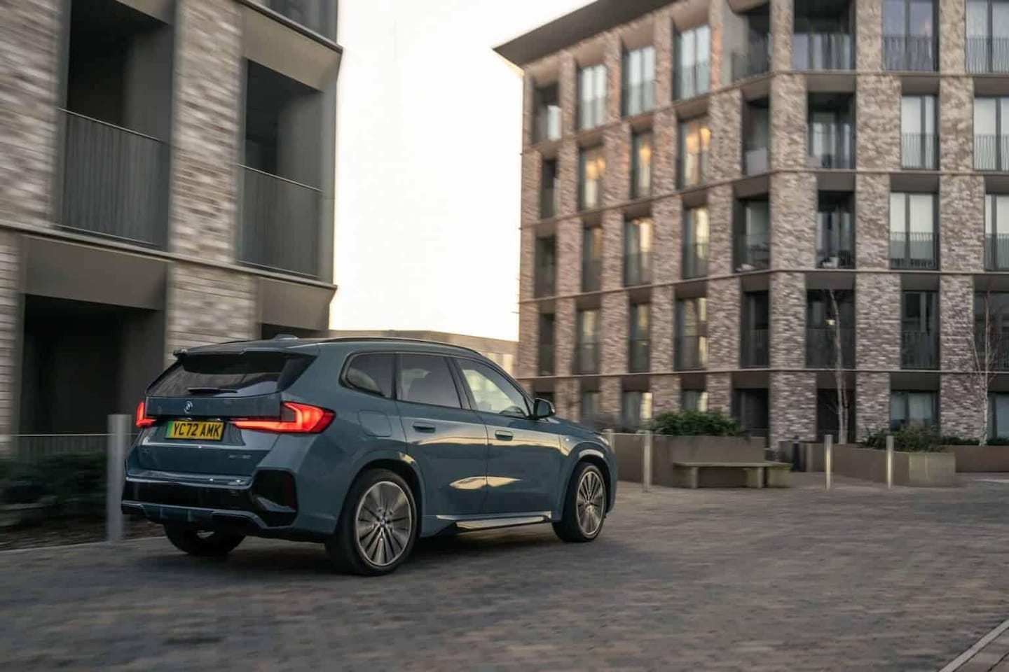 BMW iX1 - xDrive30 M Sport Edition |HUD|ACC|Pano|Trekhaak nwe EUR 75.000,- - AutoWereld.nl