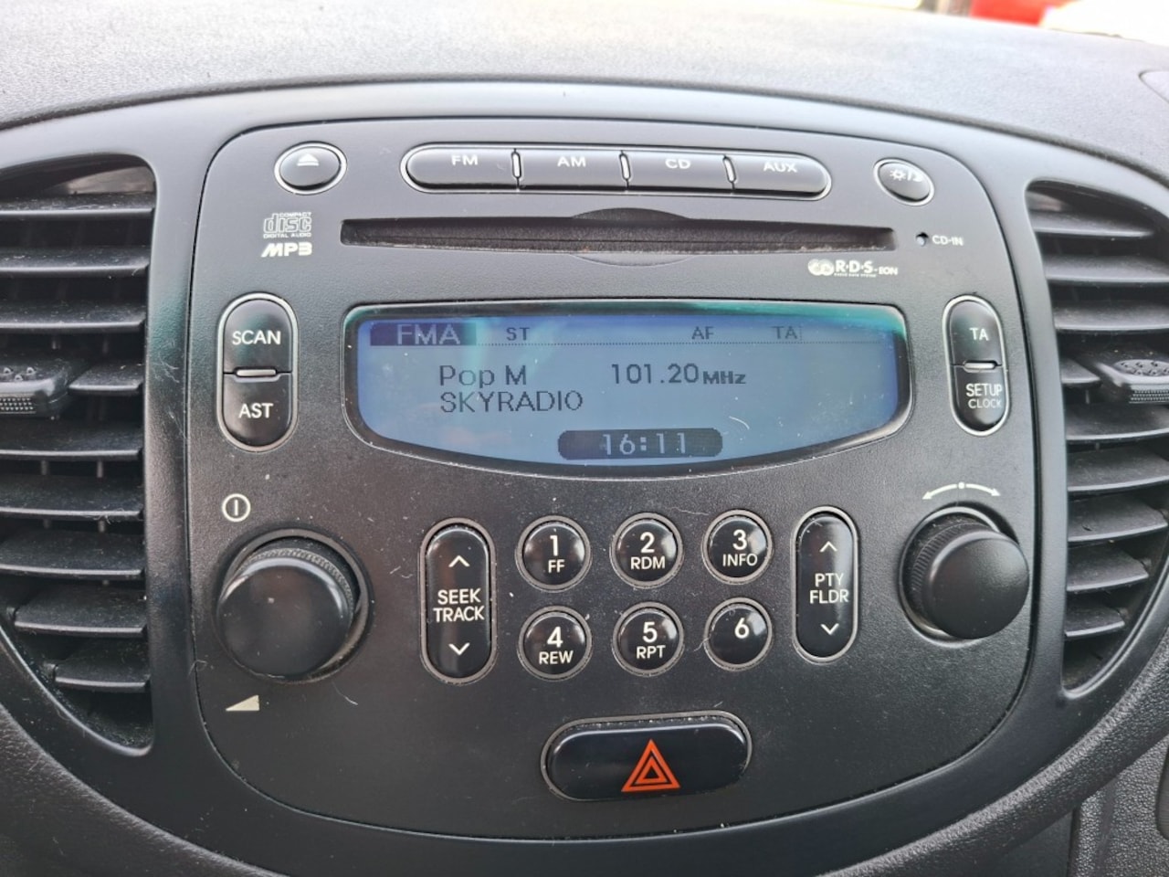 Hyundai i10 - 1.1 i-Drive Cool RADIO CD/AIRCO/CENTR.VERGR/ELEC.RAMEN VOOR
