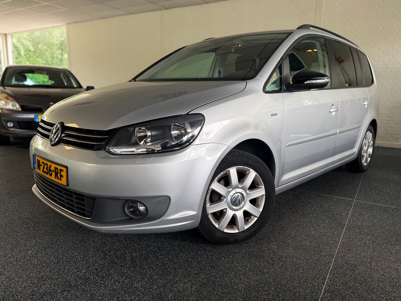Volkswagen Touran - 1.6 TDI Highline BlueMotion 7 Persoons | Navi | Stoelverw | Trekhaak | PDC | Cruise | - AutoWereld.nl