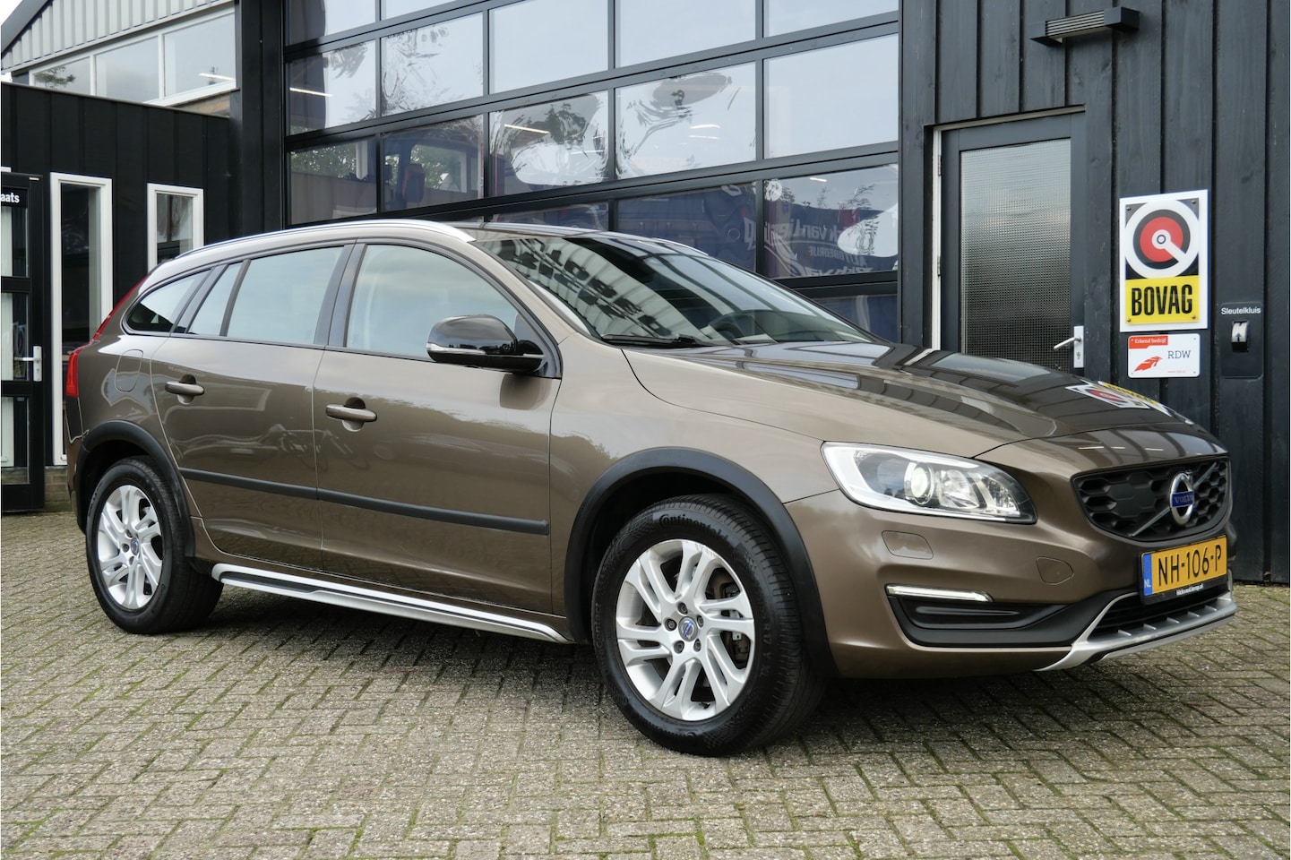Volvo V60 Cross Country - 2.0 D3 Nordic+ | NL-Auto | Leder | Camera | Cruise | Navi | Stoelverwarming - AutoWereld.nl