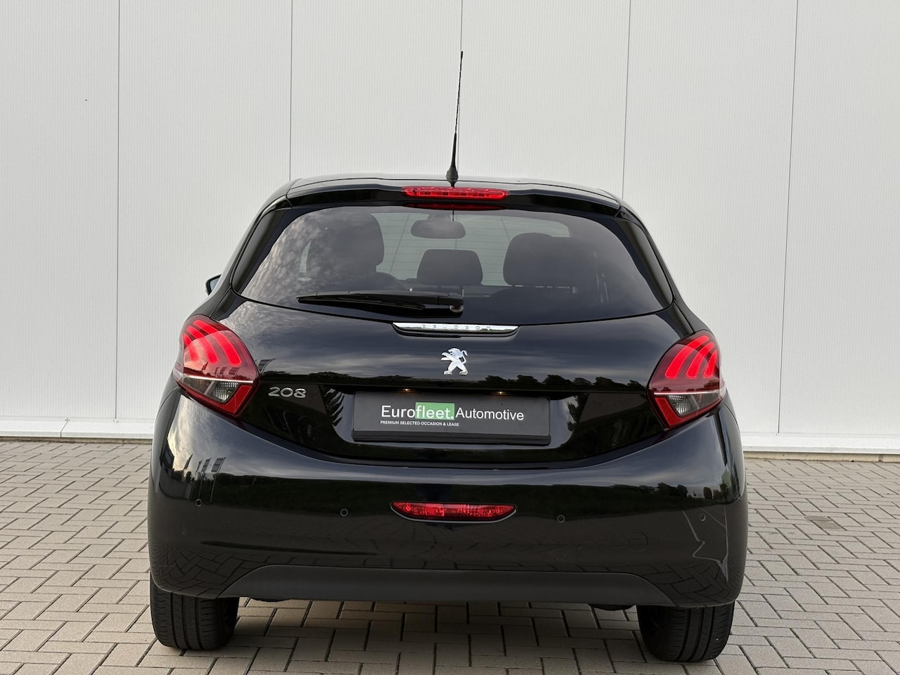 Peugeot 208 - 1.2 PureTech Signature | extreem lage km stand | stoelverwarming | carplay | Heel netjes!