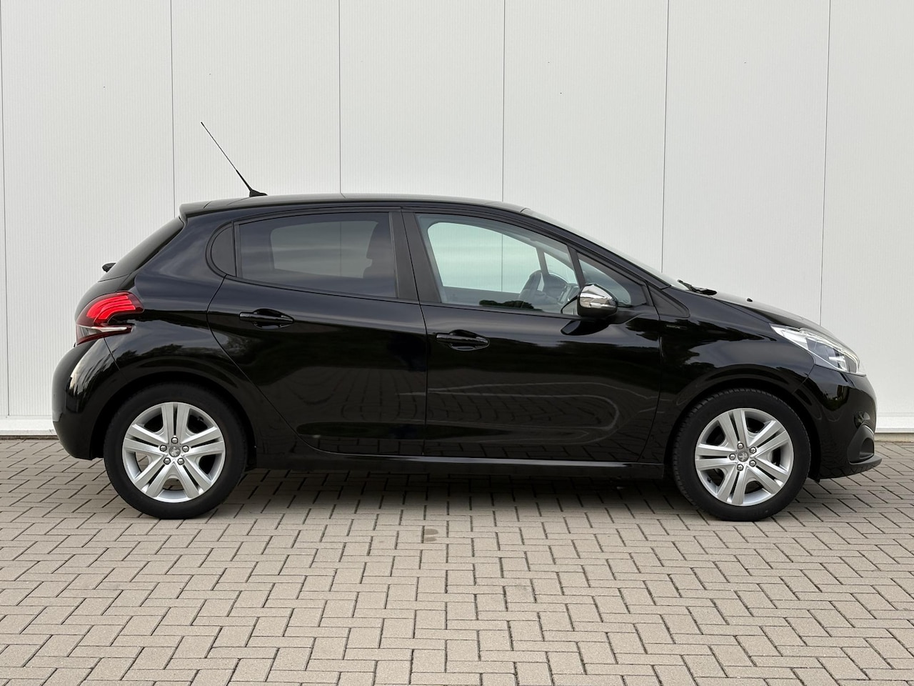 Peugeot 208 - 1.2 PureTech Signature | extreem lage km stand | stoelverwarming | carplay | Heel netjes!